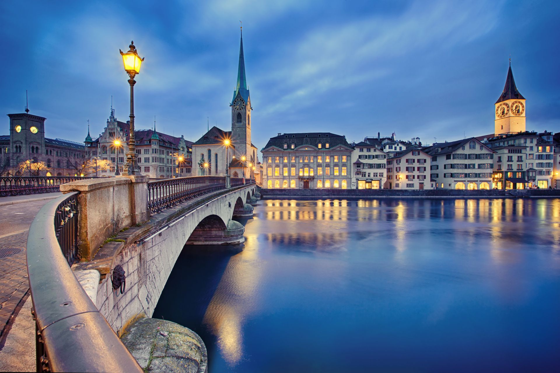 Мост Мюнстербрюке и вид на Фраумюнстер с противоположного берега реки Лиммат - сориентироваться в Цюрихе, путеводитель по Цюриху