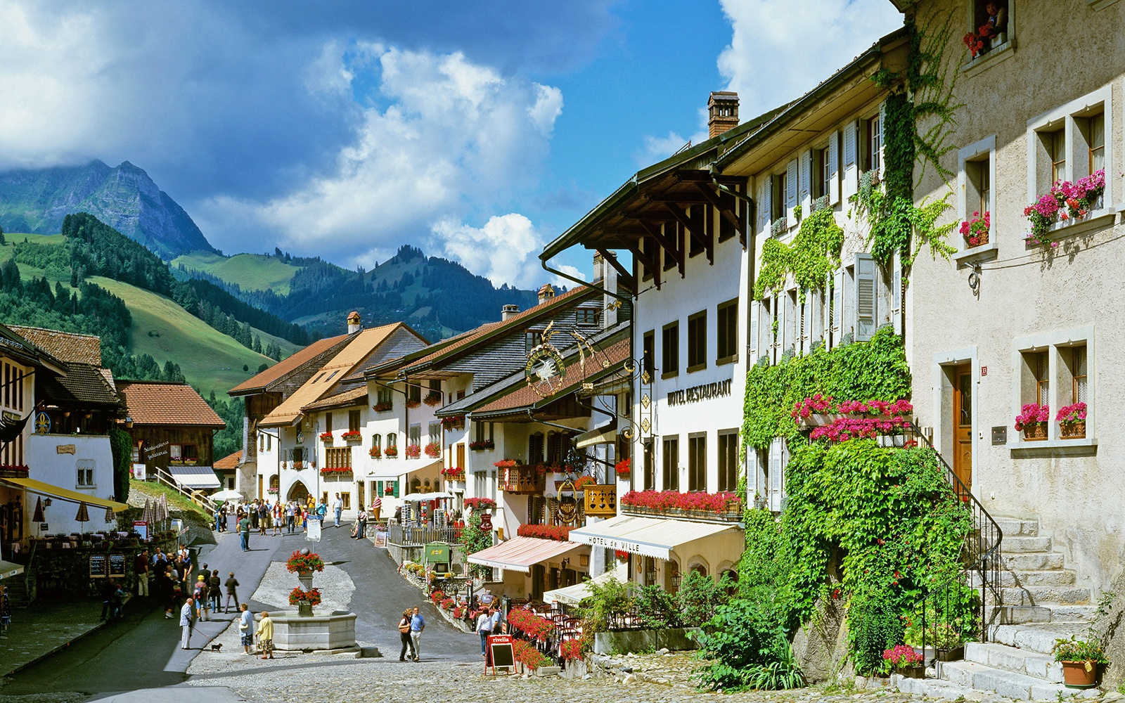 Швейцария маленькая страна. Деревня Грюйер Швейцария. Городок Грюйер Швейцария. Грюйер Швейцария лето. Швейцарская деревушка Грюйер.