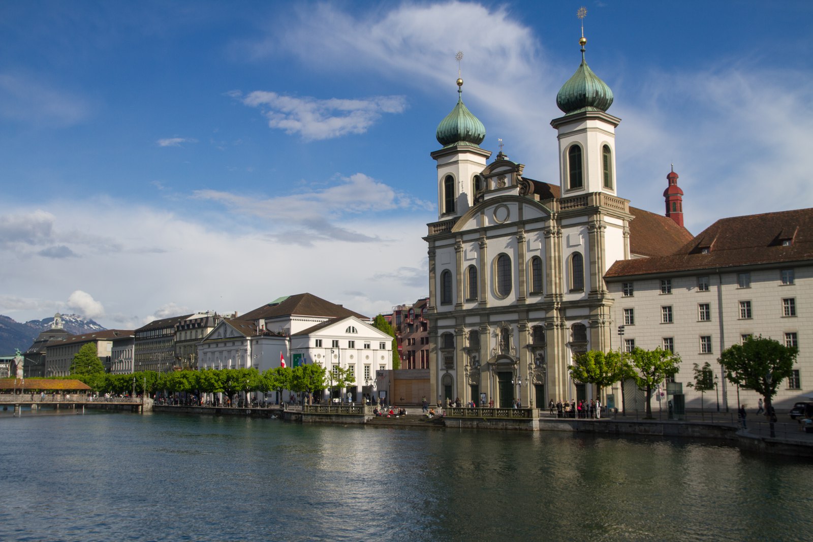 Иезуитская церковь (Jesuitenkirche) на берегу Рёйсса в Люцерне