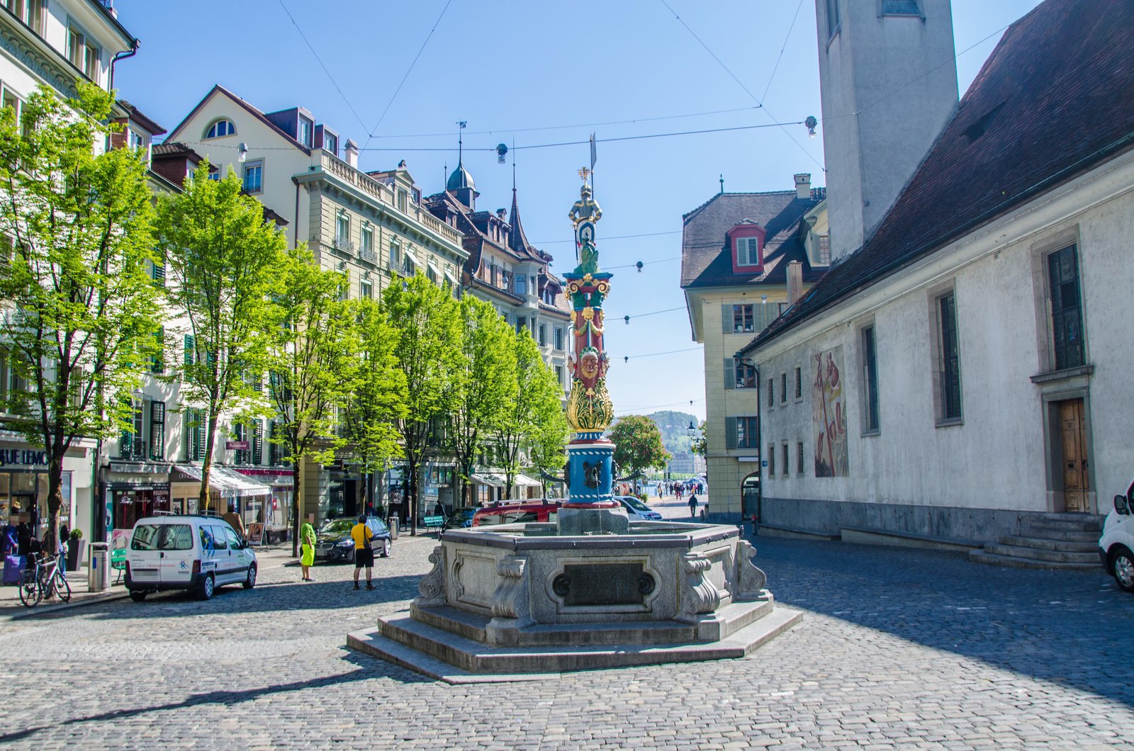 Площадь Kapellplatz с фонтаном Фрицшибруннен и часовня св. Петра, Люцерн