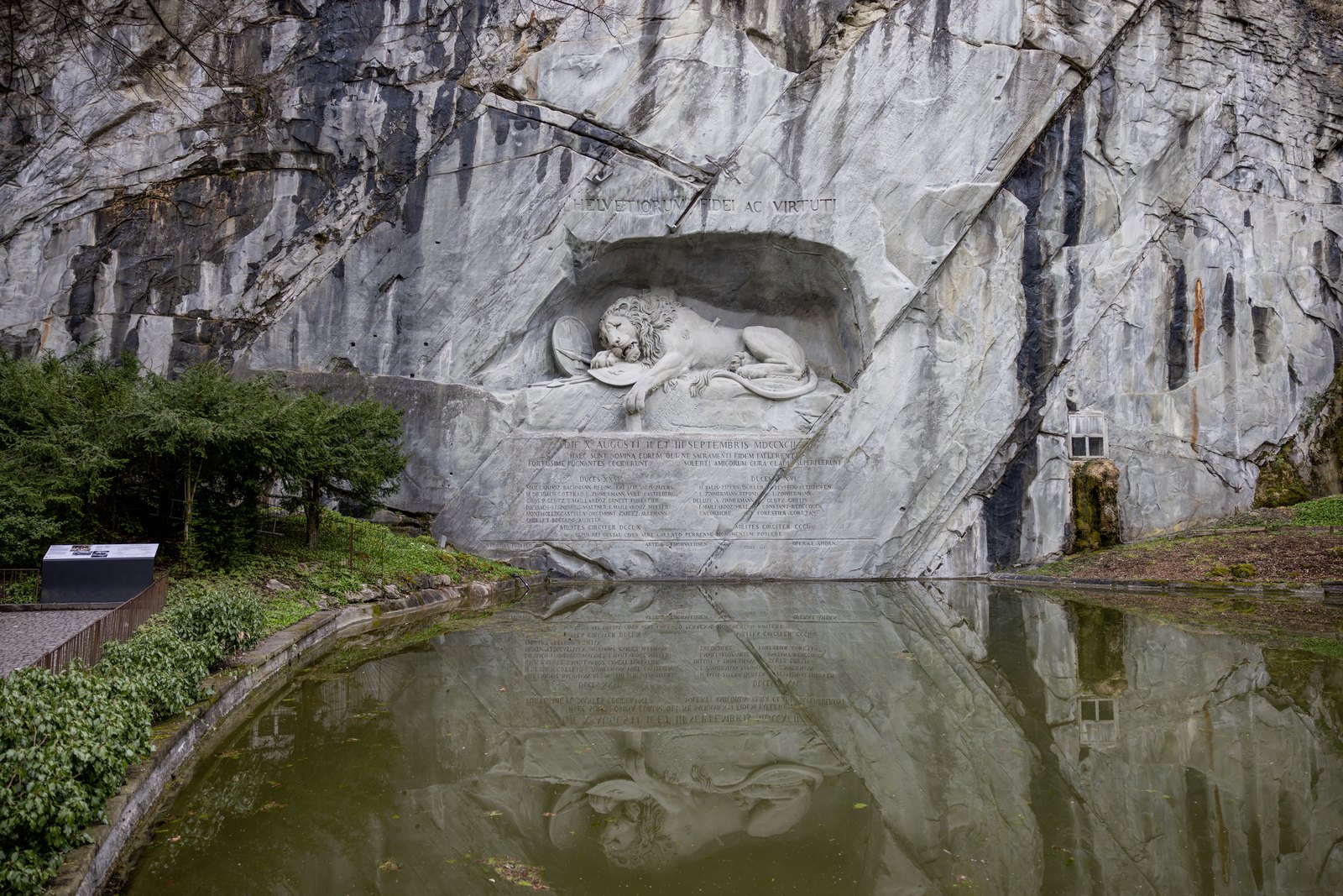 Löwendenkmal — памятник «Умирающий лев» в Люцерне