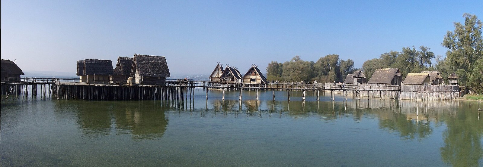 Реконструкция свайного домика в музее Pfahlbau Museum Unteruhldingen на Боденском озере в Германии, достопримечательности ЮНЕСКО в Швейцарии