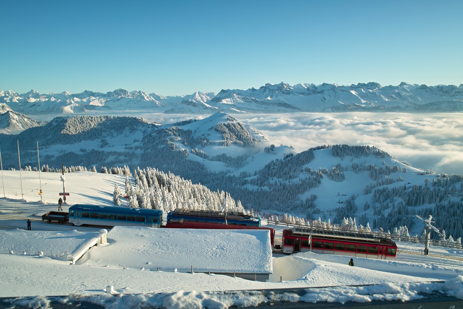 Зубчатые поезда на вершине Риги (Rigi Kulm) над Фирвальдштетским озером